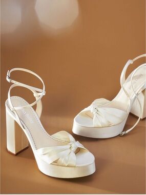 BNIB Bella Belle SERAFINA 5 Inch Open Toe Platform Block Heel Sandals, Ivory